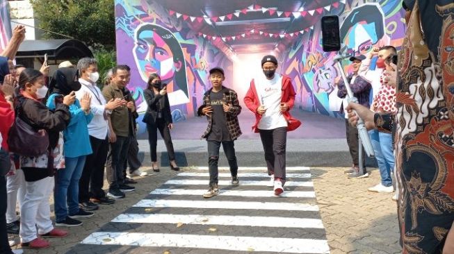 Momen Sandiaga Uno dan Roy Remaja Citayam Melenggok di Fashion Show Kemenparekraf, Siapa Paling Kece?