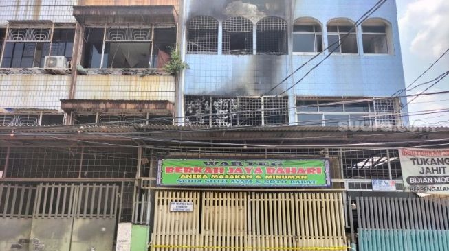 Ruko indekos yang terbakar di kawasan Duri Selatan, Tambora, Jakarta Barat, Kamis (18/8/2022). [ANTARA/Walda]