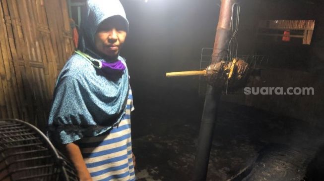 17 Tahun Jual Ikan Bakar di Pantai Labuhan Haji, Fatimah Merasa Kini Omsetnya Menurun