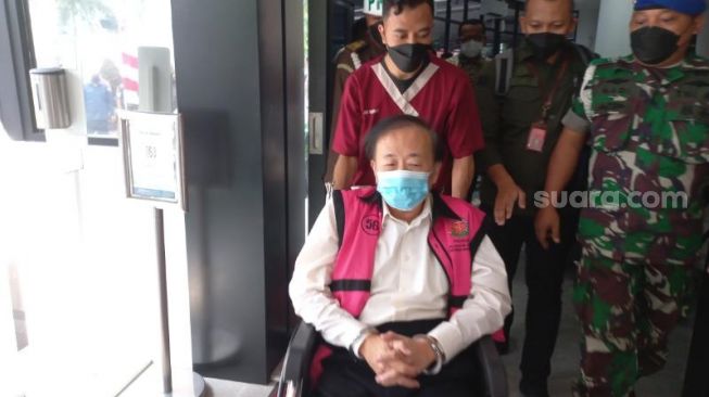 Ngeluh Sakit Jantungnya Kambuh saat Diperiksa Kejagung, Surya Darmadi Akhirnya Dibawa ke Adhyaksa Pakai Ambulans