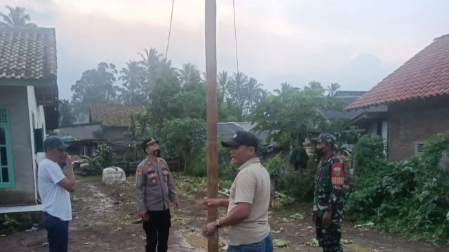 Sampai di Puncak saat Lomba Panjat Pinang, Tiba-tiba Petir Menyambar membuat Warga Gisting Tewas