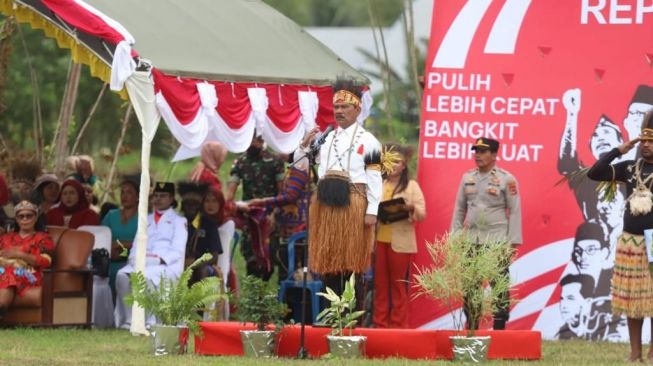 Kenakan Pakaian Adat, 1.000 Orang Upacara HUT ke-77 Kemerdekaan di Perbatasan RI - Papua New Guinea