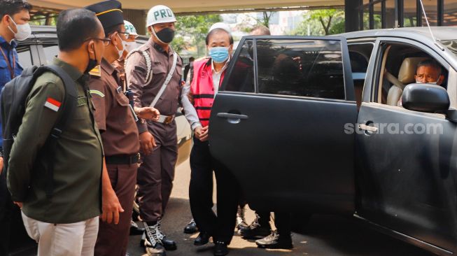 Tersangka kasus dugaan tindak pidana korupsi dan pencucian uang Surya Darmadi tiba di Gedung Jaksa Agung Muda Tindak Pidana Khurus, Kejaksaan Agung, Jakarta Selatan, Kamis (18/8/2022). [Suara.com/Alfian Winanto]