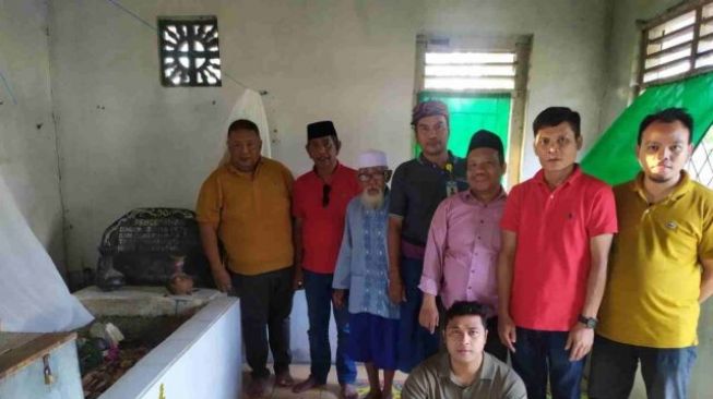 Tim Mistis Mi6 dan PDIP NTB Ungkap Kisah Makam Embung Puntik, Peziarah 