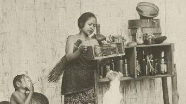 Foto jadul perempuan Jawa tahun 1915. (instagram/nederlandsch_indie_zone)