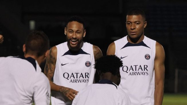 Neymar (kedua kiri) dan Kylian Mbappe (kanan) saat sedang menjalani sesi latihan PSG di Tokyo pada 22 Juli 2022. ANTARA/AFP/TOSHIFUMI KITAMURA