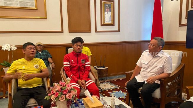 Bintang Timnas Indonesia U-16 di Piala AFF U-16, Muhammad Kafiatur Rizky (baju merah), saat menyambangi rumah dinas Wali Kota Tangerang Selatan Benyamin Davnie, Jumat (19/8/2022). [SuaraJakarta.id/Wivy Hikmatullah]