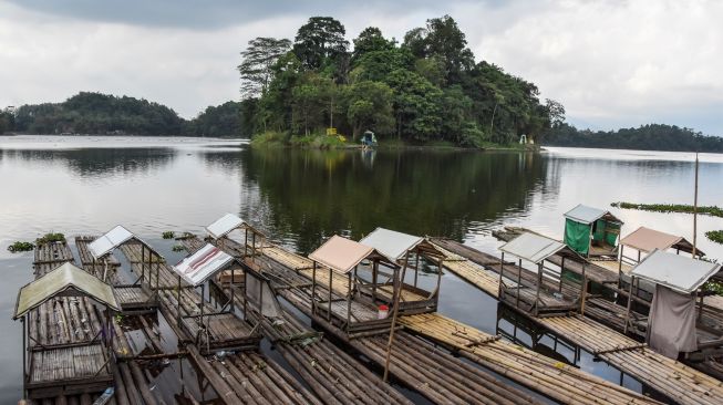 Rakit bambu ditambatkan di Situ Gede Kota Tasikmalaya, Jawa Barat, Kamis (18/8/2022). [ANTARA FOTO/Adeng Bustomi/rwa]