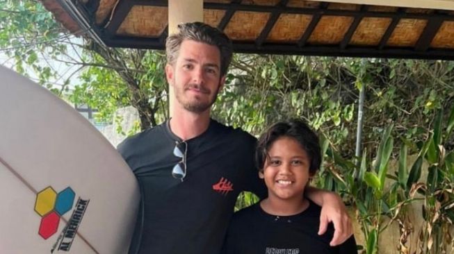 Potret Andrew Garfield liburan di Bali. (Twitter/@GarfySource)