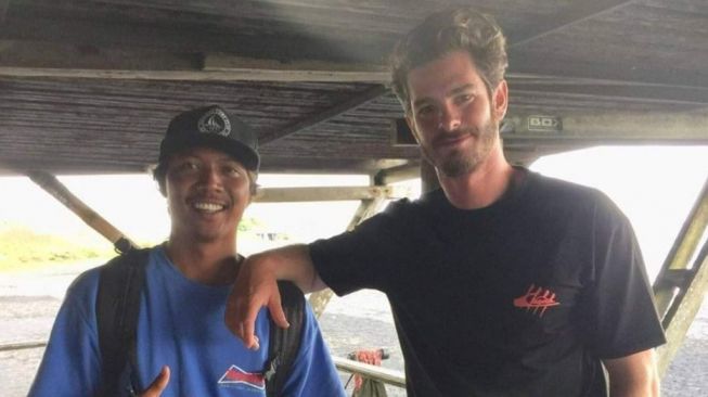 Potret Andrew Garfield liburan di Bali. (Twitter/@endruu)