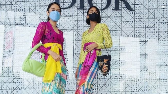 Ala Cewek Kue, Gaya Dian Sastro dan Shareefa Daanish Pakai Kebaya Warna Ngejreng