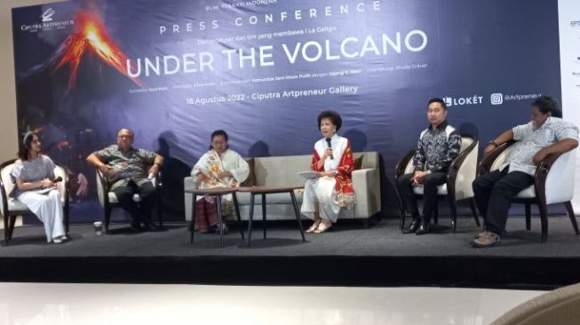 Pementasan teater asli karya anak bangsa, Under the Volcano bakal dipentaskan di ibukota Jakarta di Ciputra Artpreneur Theater pada Sabtu, 27 Agustus 2022 mendatang. (Dok. Suara.com/Dini)