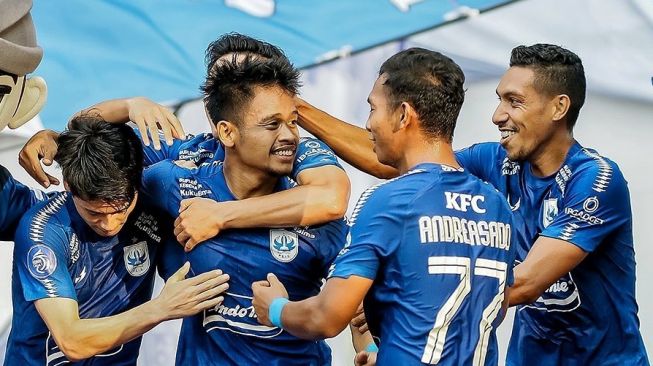 Para pemain PSIS Semarang melakukan selebrasi setelah Fredyan Wahyu (kedua dari kiri) mencetak gol pembuka timnya ke gawang Persik Kediri dalam laga pekan kelima BRI Liga 1 2022/2023 di Stadion Jatidiri, Semarang, Kamis (18/8/2022). [Liga Indonesia Baru]