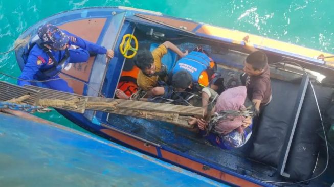 Nyebrang Dari Sulawesi Selatan Menuju Kalimantan Menggunakan Rakit Perahu, Daeng Dihempas Ombak di Selat Makasar