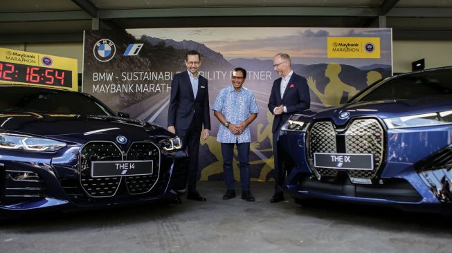 Managing Director BMW Group Asia Lars Nielsen (kanan), President Director BMW Group Indonesia Ramesh Divyanathan (kiri) dan Director Operations Maybank Indonesia sekaligus Project Director Maybank Marathon 2022 Widya Permana (tengah) berbincang saat seremonial serah terima kendaraan listrik BMW iX, BMW i4 dan MINI di Tangerang, Banten, Jumat (19/8/2022). ANTARA FOTO/Fauzan