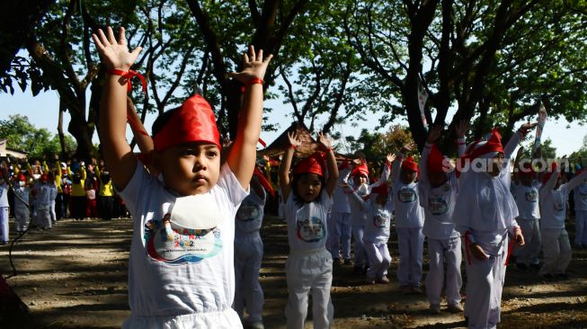 Sejumlah anak Pendidikan Anak Usia Dini (PAUD) mengikuti senam saat memperingati Hari Anak Nasional (HAN) 2022 di Kota Madiun, Jawa Timur, Jumat (19/8/2022). [ANTARA FOTO/Siswowidodo/wsj]