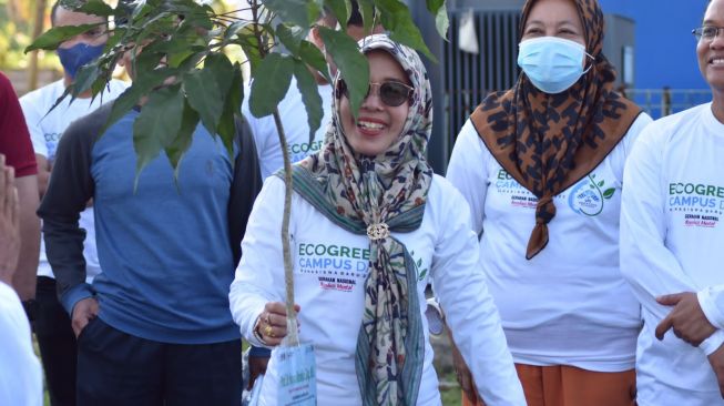 Rayakan Ecogreen Campus Day, Mahasiswa Dan Dosen UIN Raden Fatah Palembang Tanam Pohon Endemik