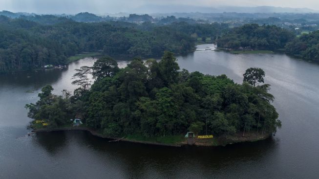 Foto udara kawasan wisata Situ Gede di Kota Tasikmalaya, Jawa Barat, Kamis (18/8/2022). [ANTARA FOTO/Adeng Bustomi/rwa]
