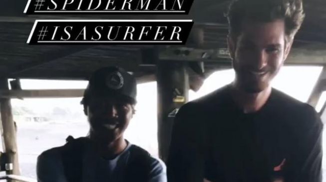 Potret Andrew Garfield liburan di Bali. (Twitter/@endruu)