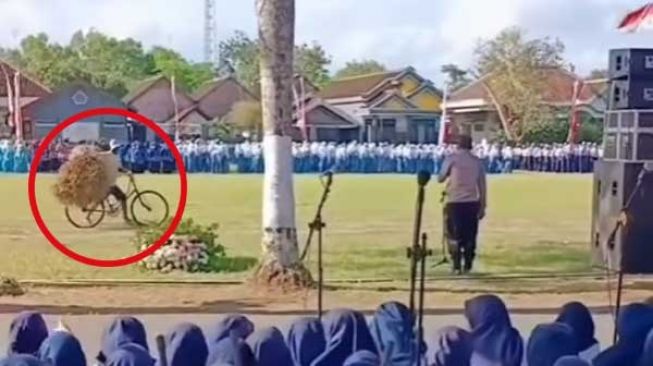 Pesepeda Bawa Rumput Lewat saat Upacara Kemerdekaan di Lapangan: Apa Rakyat Sudah Merdeka?