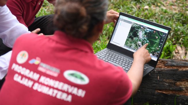 Petugas memantau pergerakan kawanan gajah liar yag telah diberikan GPS collar dari laptop di Pusat Konservasi Gajah Minas, Riau, Kamis (18/8/2022). [ANTARA FOTO/Akbar Nugroho Gumay/rwa]