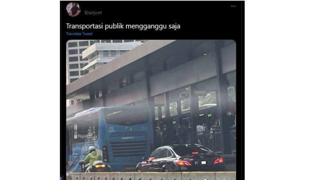 Mobil dinas berpelat RI terobos jalur busway (Twitter)