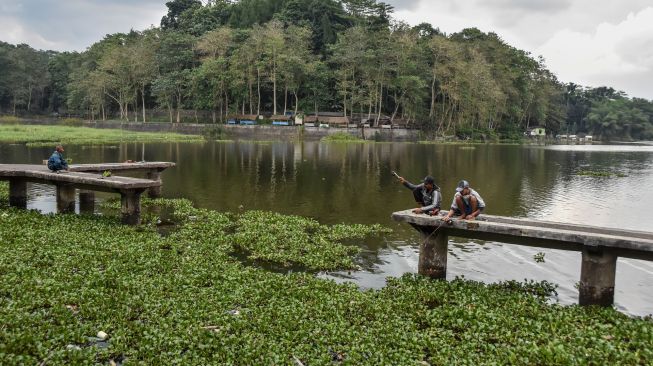 Warga memancing ikan di dermaga wisata Situ Gede Kota Tasikmalaya, Jawa Barat, Kamis (18/8/2022). [ANTARA FOTO/Adeng Bustomi/rwa]