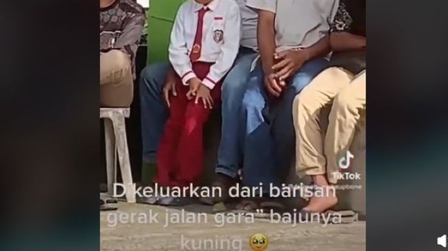 I feel you, Dek. Batal gerak jalan karena seragam putih berubah warna [Tiktok amiraidhaman]