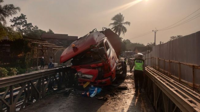 Hantam Suzuki Baleno, Mobil Pertamina Ringsek di Jembatan Dua Cisoka