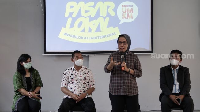 Rini Indrayani (Kabid Pemberdayaan dan Pengembangan UMKM)  memberikan pemaparan di kelas UMKM Keliling dalam gelaran Pasar Lokal Suara UMKM di Hetero Space, Surakarta, Solo, Sabtu (10/8/2022).  (Suara.com/ Rahadyan Ad)