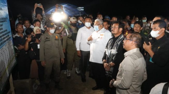 Kunjungi Konawe Selatan, Mentan Terkejut Para Petani Masih Menanam Walau Malam Hari