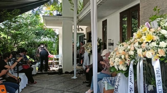 Suasana di rumah duka ayah Emil Dardak, Hermanto Dardak [Suara.com/Rena Pangesti]