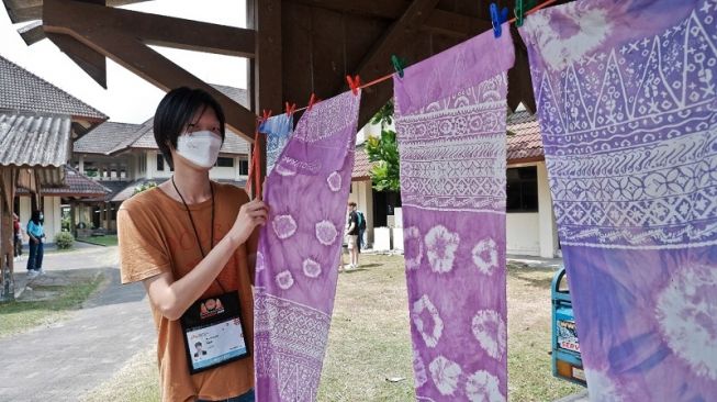 Indonesia sukses menggelar ajang International Olympiad in Informatics (IOI) ke-34 beberapa waktu lalu di Yogyakarta, tepatnya 7-15 Agustus 2022 yang dihadiri peserta dari 70 negara. 