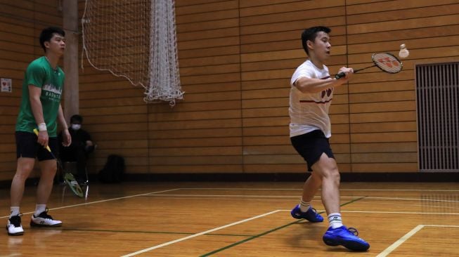 Pasangan ganda putra Indonesia, Kevin Sanjaya Sukamuljo/Marcus Fernaldi Gideon berlatih jelang Kejuaraan Dunia 2022 di Chiyoda Sports Center, Tokyo, Jumat (19/8/2022) waktu setempat. [PBSI]