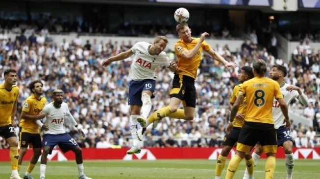 Pemain Tottenham Hotspur Harry Kane menjebol gawang Wolverhampton dalam pertandingan Liga Premier di Tottenham Hotspur Stadium, Sabtu (20/8/2022). [AFP]