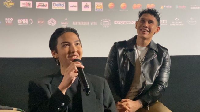 Ari Irham dan Gandindra Bimo di acara press scrrening film Mencuri Raden Saleh di XXI Epicentrum, Kuningan, Jakarta Selatan, Jumat (19/8/2022). [Adiyoga Priyambodo/Suara.com]