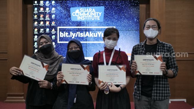 Penyerahan sertifikat best reels kepada peserta Suara Community Institute Batch 2 di Laboratorium Public Relation Kampus II UPN Veteran Yogyakarta, Sabtu (20/8/2022). (Suara.com)