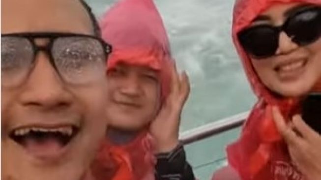 Arie Untung Tunjukkan Momen Merah Putih di Air Terjun Niagara Peringati Kemerdekaan Indonesia, Merinding!