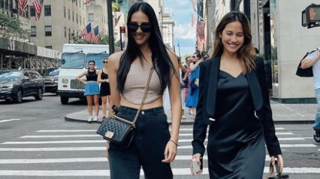 'Duo Hayati' Pevita Pearce dan Anya Geraldine Bertemu di New York, OOTD Siapa Paling Kece?