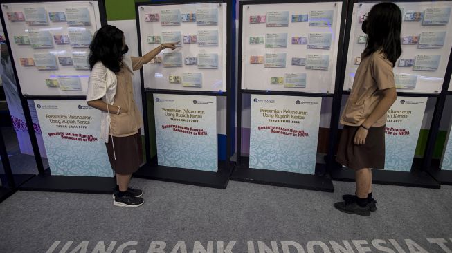 Pelajar mengamati uang Rupiah kertas Tahun Emisi 2022 yang dipamerkan pada Festival Rupiah Berdaulat Bank Indonesia (FERBI) 2022 di GOR Basket Indoor, Kompleks GBK, Jakarta, Jumat (19/8/2022). ANTARA FOTO/Sigid Kurniawan
