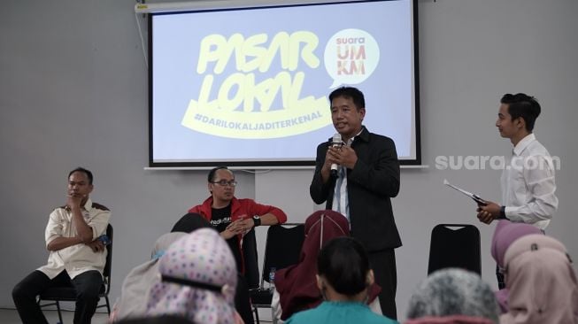 Pemred Suara.com Suwarjono memberikan pemaparan di kelas UMKM Keliling dalam gelaran Pasar Lokal Suara UMKM di Hetero Space, Surakarta, Solo, Sabtu (10/8/2022).  (Suara.com/ Rahadyan Ad)