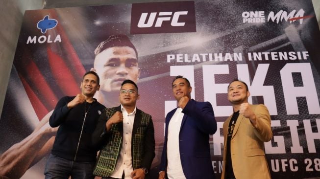 Atlet MMA asal Indonesia, Jeka Saragih (kedua dari kiri) akan menjalani latihan intensif di Amerika Serikat jelang tampil di UFC 280 Abu Dhabi. [Istimewa/Mola]