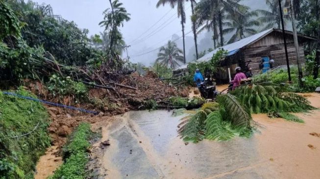 Jalur Padang-Solok Ditutup Akibat Longsor