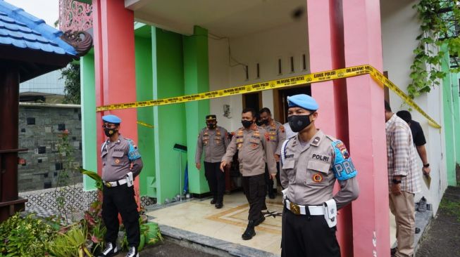 Kapolda Jateng Irjen Pol Ahmad Luthfi saat meninjau lokasi penggerebekan judi online di Desa Bojongasir, Kecamatan Bojongsari, Kabupaten PurbaIingga. [Dok Humas Polda Jateng]