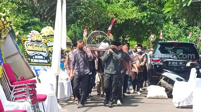 Emil Dardak gotong keranda jenazah ayahnya, Hermano Dardak [Suara.com/Rena Pangesti]