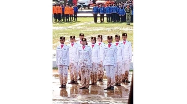 Kibarkan Bendera di Tanah Berlumpur, Aksi Paskibraka Ini Buat Warganet Salut