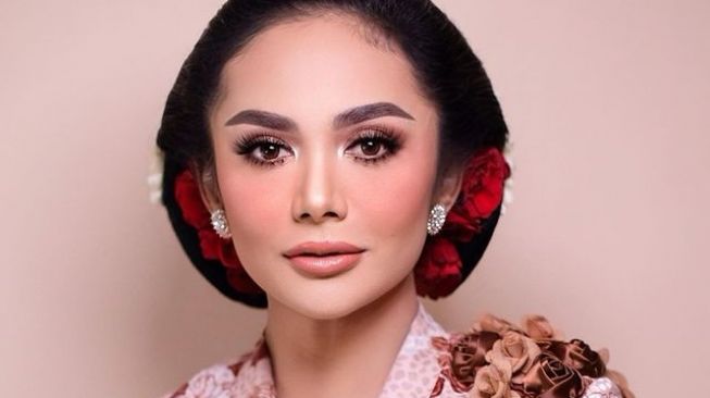  Artis Pernah Dirias MUA Marlene Hariman (Instagram/@krisdayantilemos)