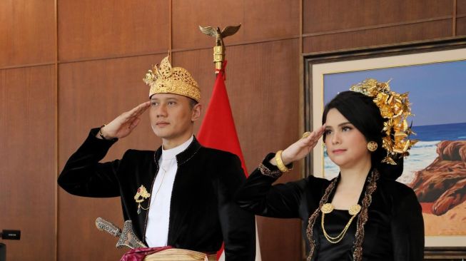 6 Potret Keluarga AHY Pakai Baju Daerah, Seperti Raja dan Ratu dari Bali