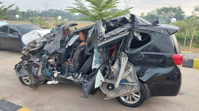 Kondisi mobil yang ditumpangi ayah Wagub Jatim setelah terlibat kecelakaan maut terjadi di ruas Tol Pemalang-Batang, Sabtu (20/8/2022). [Dok Humas Polda Jateng]