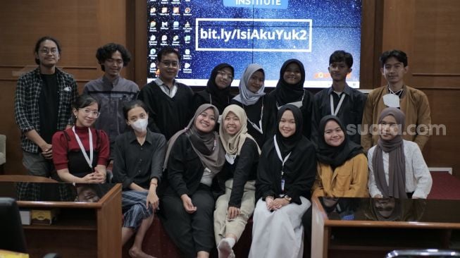 Para peserta Suara Community Institute Batch 2 di Laboratorium Public Relation Kampus II UPN Veteran Yogyakarta, Sabtu (20/8/2022). (Suara.com)